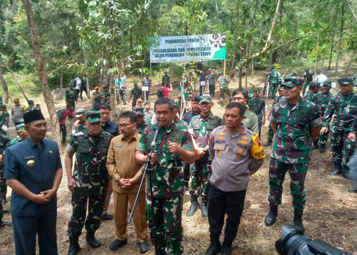 Pangdivi 2 Kostrad Pimpin Karya Bakti Pembersihan dan Penghijauan di Gunung Lawu yang Terdampak Karhutla