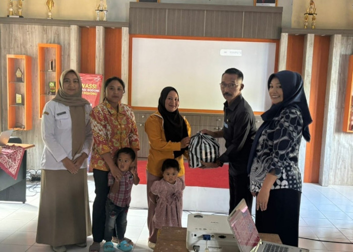 Desa Gumeng Kec, Jenawi Karanganyar Bagikan Paket Makanan Bergizi untuk Anak Stunting dan Ibu Hamil