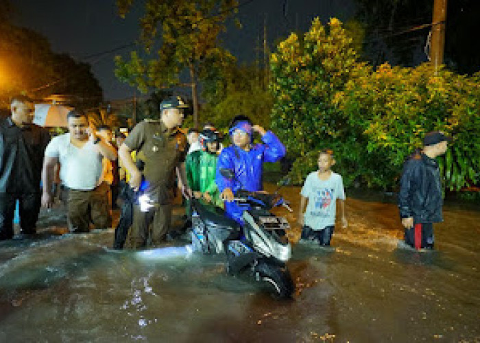 Walaupun Hujan Deras, Wali Kota Langsung Turun Agar Masalah Banjir Bisa Cepat Selesai di Kota Medan