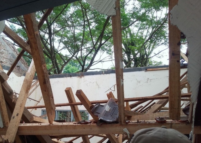 Atap Ruang Kelas SDN 01 Girilayu Karanganyar Roboh, Tidak Ada Korban Jiwa