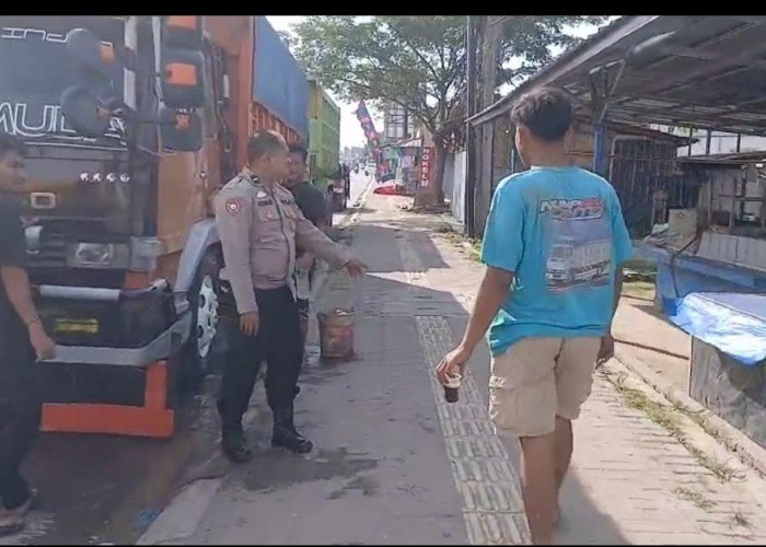 Keluhan Warga, Anggota Polsek Kramatwatu Terjun Usir Truk Parkir Liar