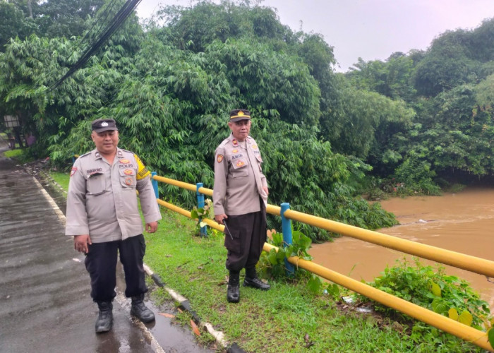 Pawas Polsek Cikupa Laksanakan Monitoring Debit Air Kali Cimanceri di Desa Budimulya