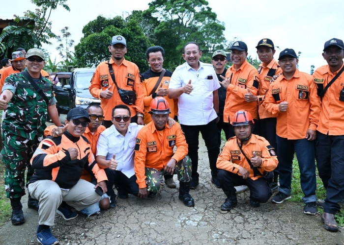 Pemkab Karanganyar Serahkan Bantuan Bencana Alam untuk Warga Dusun Separe Desa Wukirsawit