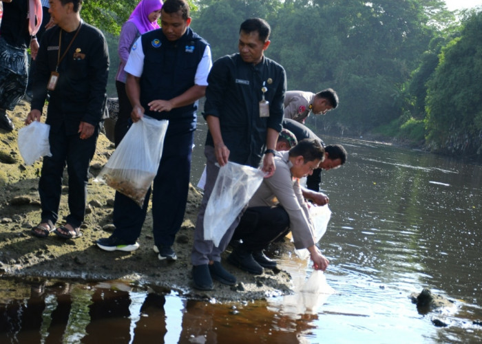 Polres Karanganyar Dukung Swasembada Pangan, Tanam Pohon dan Tebar Ribuan Bibit Ikan di Gondangrejo