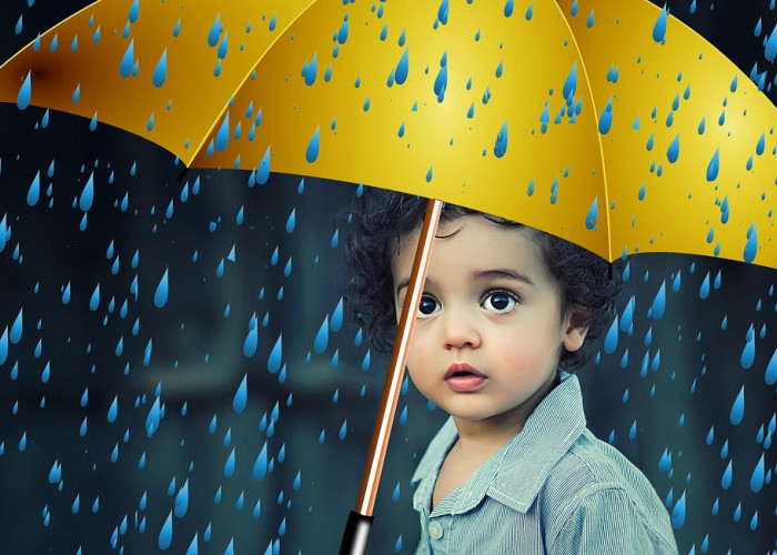 Anak Kembali ke Sekolah Saat Musim Hujan? Ini Kebutuhan yang Harus Anda Siapkan