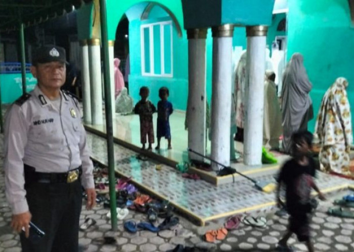 Polres Mandailing Natal Sektor Siabu Lakukan Pengamanan dan Monitoring Warga yang Sedang Sholat Tarawih