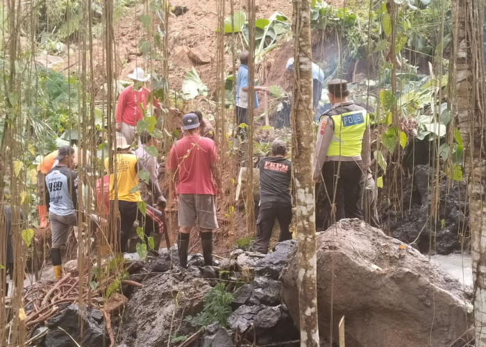 Longsor di Bandardawung, Evakuasi Matrial Polres Karanganyar Terjunkan Personel