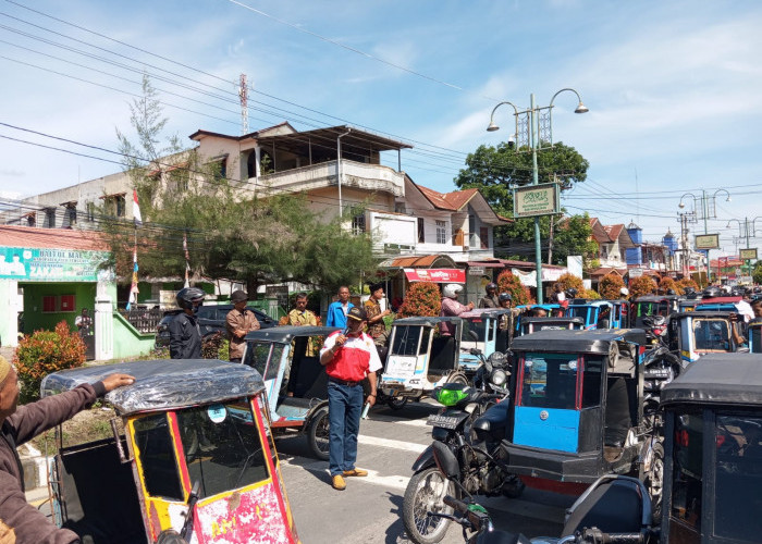 Demo di Depan Gedung DPRK Aceh Tenggara Desak PJ Bupati Drs.Syakir, M.Si Agar Cairkan Tulah dan Turunkan Harga