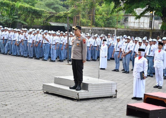 Menjadi Irup Upacara Bendera, Kapolres Adik-Adik Pelajar Adalah Sumber Daya Paling Berharga Untuk Negara