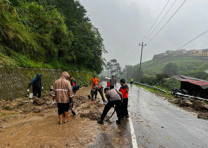 Polres Karanganyar Sigap Tangani Longsor Gondosuli,  Pastikan Keselamatan Warga dan Kelancaran Arus Wisata