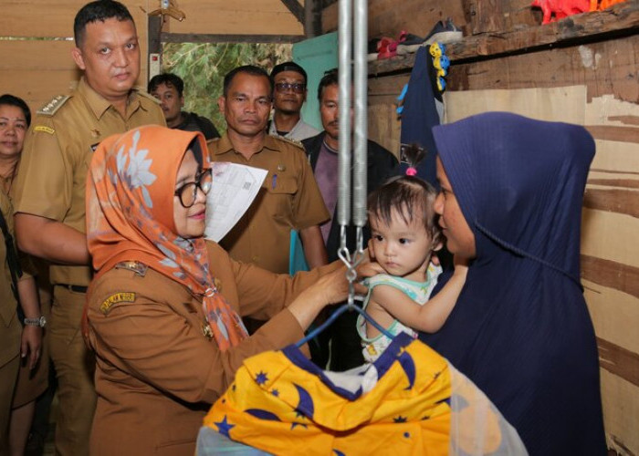 Wali Kota Siantar Serahkan Bantuan Keluarga Berisiko Stunting