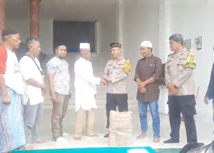 Giat Jum'at Berkah Bhabinkamtibmas Kelurahan Sindang Barang  Serahkan Bantuan Kepada Masjid Baiturrahman