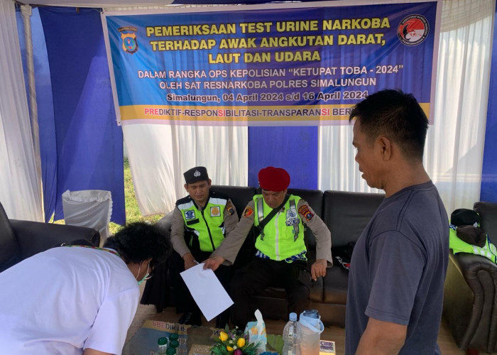 Sat Narkoba Polres Simalungun Menggelar Pengecekan Urine Supir Bus di Pos Pam Ops Ketupat Toba 2024