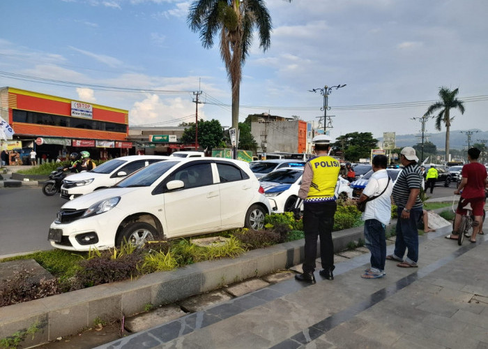 Lakalantas di Jl Alternatif Sentul, Sebuah Mobil Naik ke Trotoar dan Menabrak Pengendara Motor 