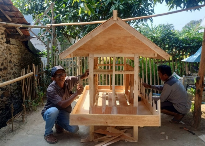 Replika Rumah Adat Jadi Ikon Kemeriahan HUT RI, Warga RW 02 Desa Sadengkolot Tampilkan Kreativitas