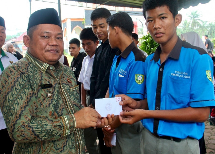 Wabup Jamri Serahkan Bantuan Pendidikan kepada Siswa Kurang Mampu