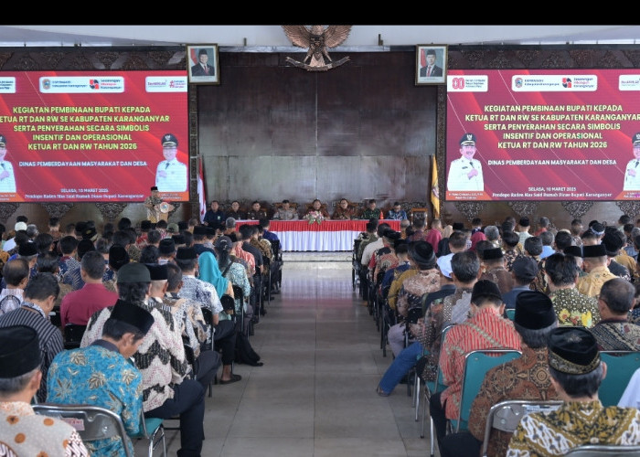 Pemkab Karanganyar Serahkan Insentif dan Operasional kepada Ketua RT dan RW