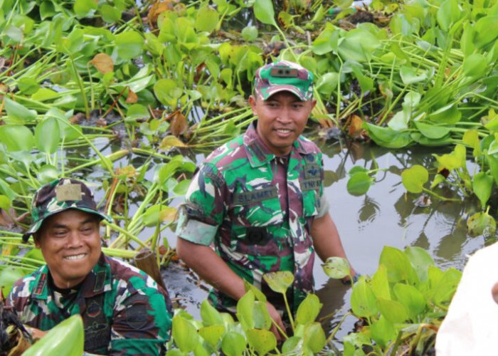 Dandim 0207/Simalungun Turut Terjun Langsung Bersihkan Lokasi Pantai Bebas Parapat