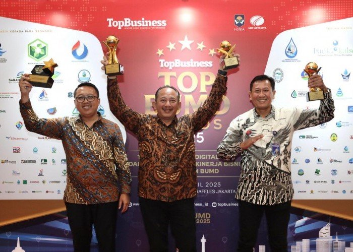 PT BPR Bank Daerah Karanganyar Raih TOP GOLDEN TROPHY 2025 di Ajang TOP BUMD Awards