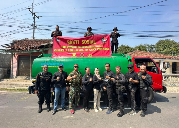 Korbrimob Polri dan Kommob Distribusikan Air Bersih di Wilayah Desa Tugujaya Cigombong Kabupaten Bogor 