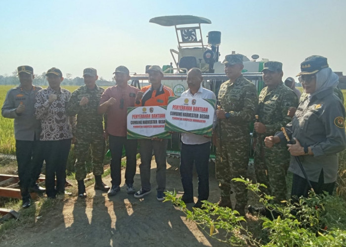 Pangdam IV/Diponegoro Didampingi Dandim Karanganyar Ikuti Panen Raya Nasional Bersama Presiden RI