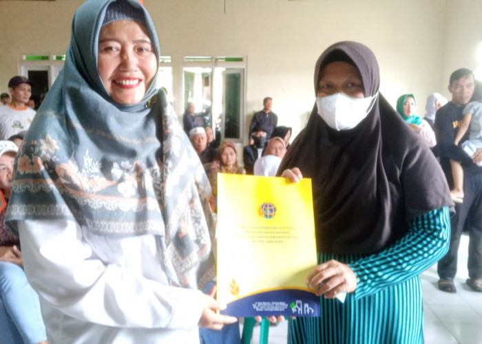 Desa kota Batu Kecamatan Ciomas, Kabupaten Bogor Membagikan Sertifikat PTSL