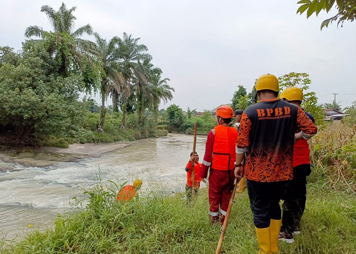 Tim Gabungan Dari TNI Polri dan Basarnas Melakukan Pencarian Korban Hanyut di Sungai Bah Bolon