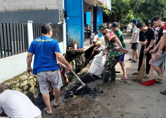 Babinsa Koramil Rajeg Turun ke Lapangan Bareng Warga Kerja Bakti