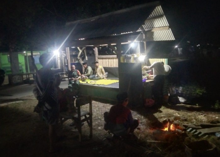 Melalui Komsos, Babinsa Ajak Warga Siskamling