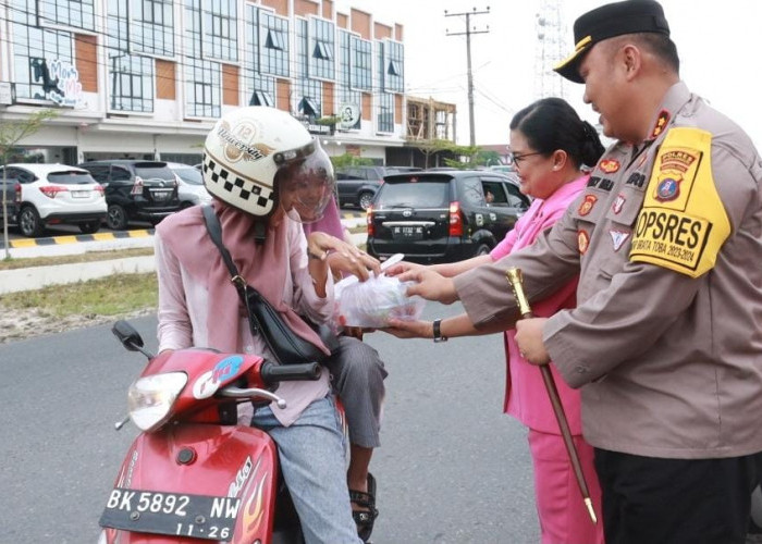 Polri Peduli Masyarakat, Kapolres Simalungun Bagikan Takjil di Bulan Ramadan