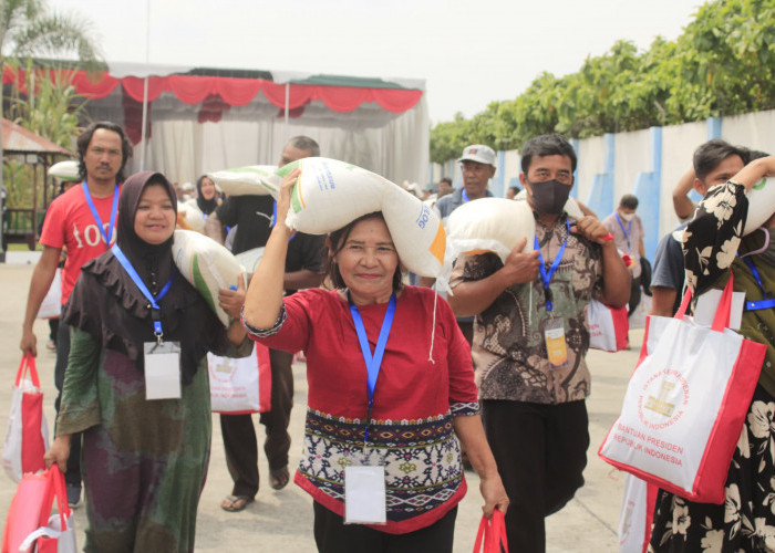 Presiden Jokowi Widodo Salurkan Bantuan Pangan Cadangan Beras Pemerintah di Kabupaten Labuhanbatu