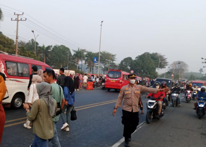Cegah Kemacetan, Polsek Cikande Lakukan Gatur Lalin Saat Jam Masuk Karyawan