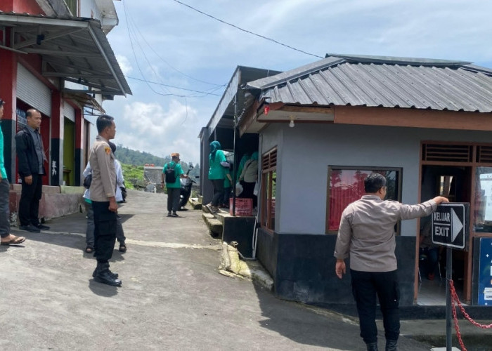 Hadapi Libur Nataru, Polsek Jenawi Laksanakan Pengamanan Humanis di Wisata Candi Ceto