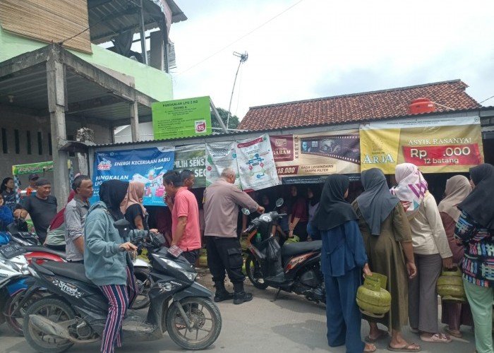 Warga Karang Tengah Antre untuk LPG 3 Kg, Babinkamtibmas Polsek Babakan Madang Pastikan Penyaluran Tertib