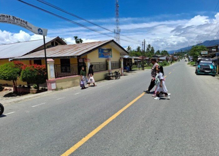 Personel Polsek Bambel Bantu Anak Sekolah SD Seberangi Jalan pada Jam Pergi dan Pulang Sekolah