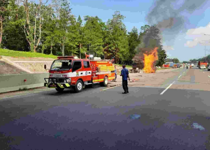 Mobil Truk Tangki Terbakar di Jalan Tol Jakarta-Merak