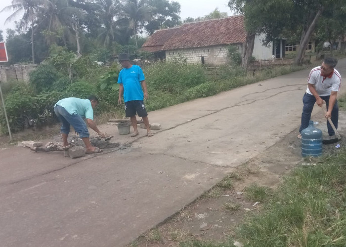 Kurangi Kecepatan Kendaraan, Ketua RT 023 Bersama Warga Buat Tanggul di Jalan Yayasan