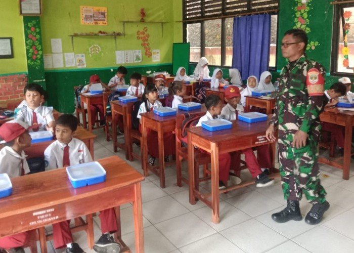 3.407 Siswa Tigaraksa Terima Makan Siang Gratis, Babinsa Monitoring Langsung