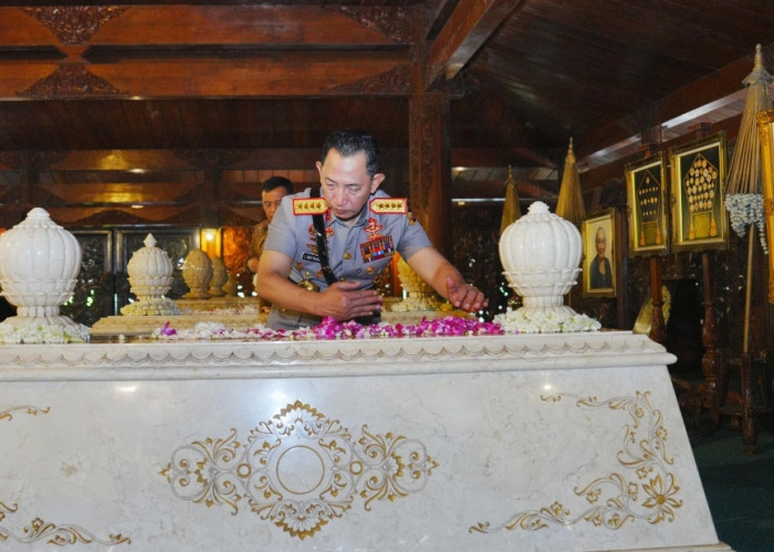 Peringati Hari Bhayangkara ke-80, Kapolri Ziarah ke Makam Presiden ke 2 R.I H.M. Soeharto dan Ibu Tien 