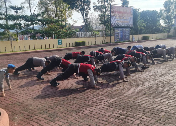 Kasi Propam Polres Simalungun Tindak Personil yang Terlambat Apel Pagi