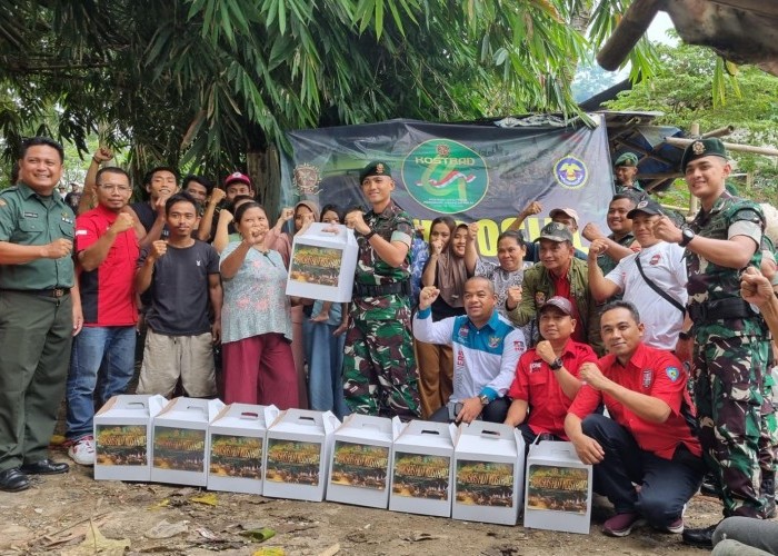 Batalyon Arhanud 1/PBC/1 Kostrad Gelar Bakti Sosial dalam Rangka HUT Kostrad Ke-64, Bagikan Sembako 