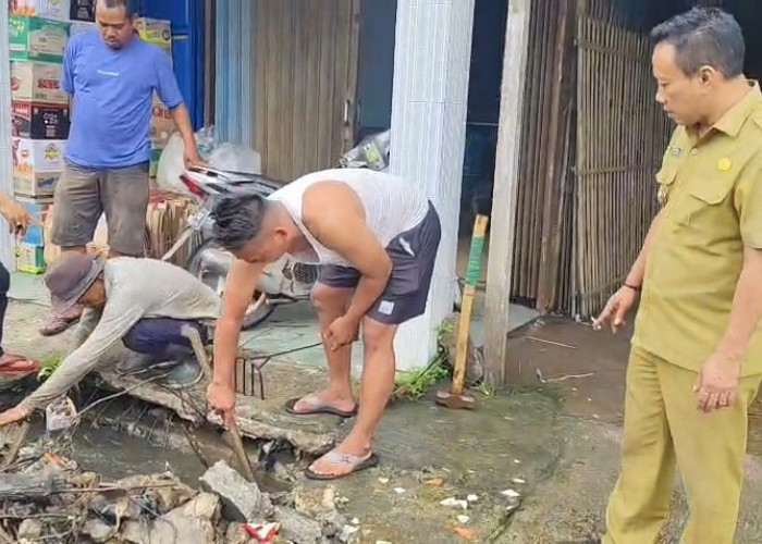 Kepala Desa Kemiri Suhud Antisipasi Banjir dan Cegah Penyakit Lewat Kerja Bakti Warga