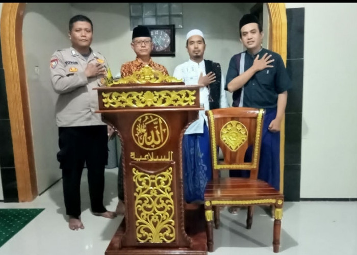 Satu Set Mimbar Kutbah Diberikan Oleh Polsek Jawilan Untuk Masjid Assalamiyah