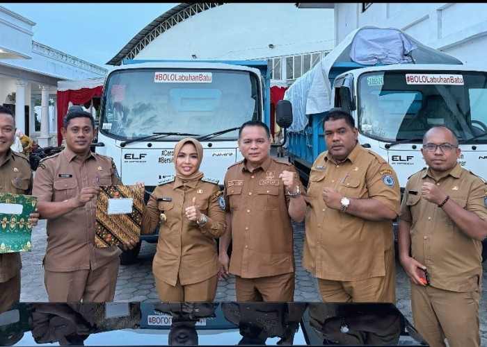Bupati Labuhanbatu Serahkan Truk Sampah Untuk Kecamatan Rantau Selatan