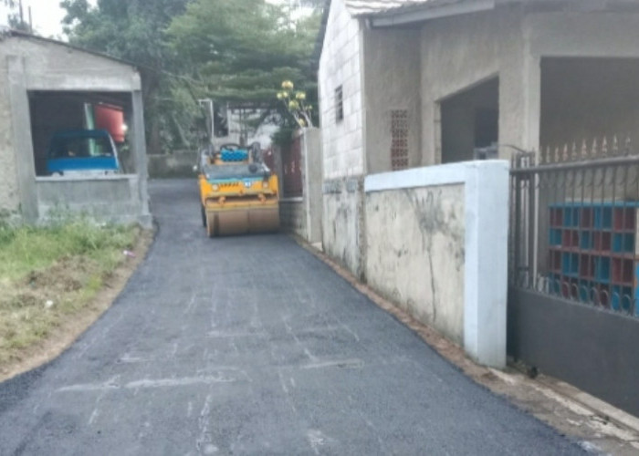 Sentuhan Aspal Hotmix Ubah Wajah Desa Bojong Jengkol, Banprov Jabar 2025 Jadi Berkah Infrastruktur   