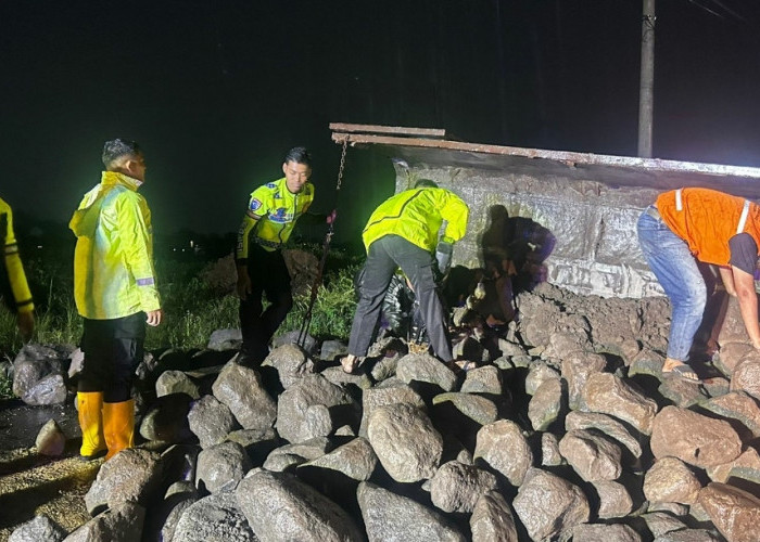 Truk Dump Bermuatan Batu Terguling di Tasikmadu, Evakuasi Dramatis Dibantu “Transformer” Truck SAR Samapta