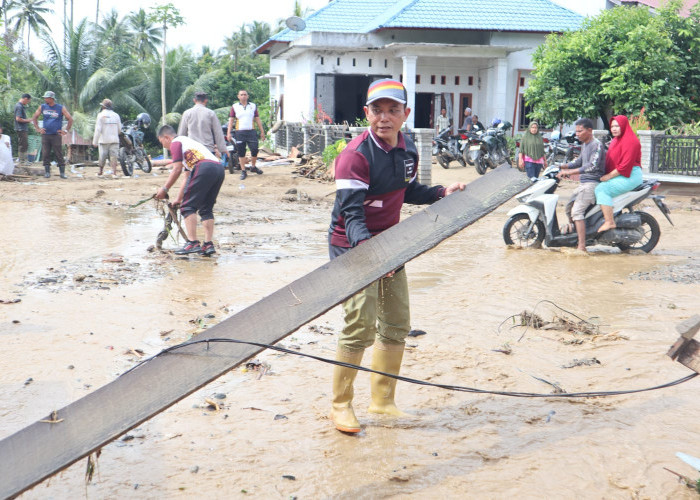 Kapolres Aceh Tenggara dan Personel Polres Turun Langsung Bantu Masyarakat Terdampak Banjir