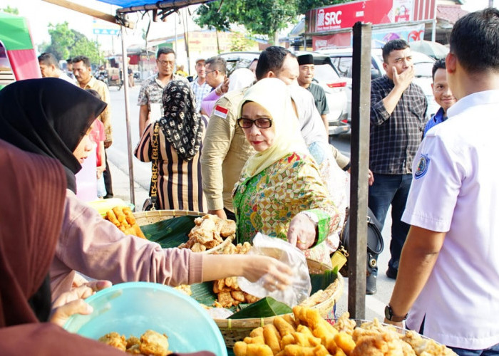 Beli Takjil Dari Para Pedagang, Plt. Bupati Labuhanbatu Bagikan Kepada Pengguna Jalan