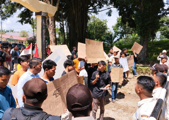 Sat Samapta Gelae Pengamanan Unjuk Rasa Masyarakat Nagori Tangga Baru Tuntut Sarana Olahraga dari PTPN IV