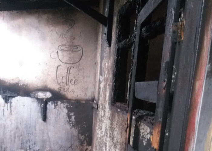 Kebakaran di Desa Pasir Muncang Hang Kebakaran diduga akibat konsleting listrik, tidak ada korban jiwa dalam peristiwa ini.
